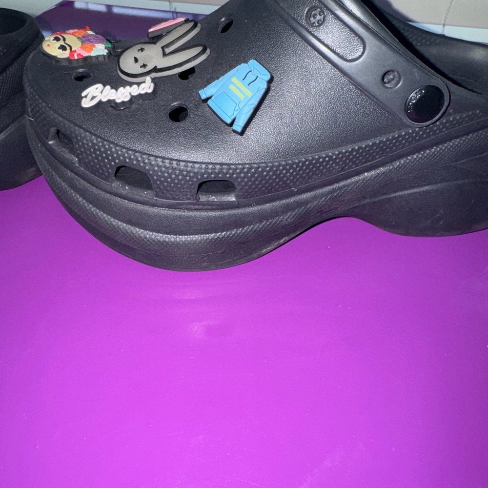 CROCS “Bae” black women’s platform with jibbitz worn smoke and pet free - Picture 2 of 3